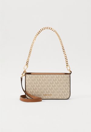Sac à main Michael Kors avec une toile monogramme beige, une bandoulière en chaîne dorée, des accents en cuir brun et un détail logo à l'avant.
