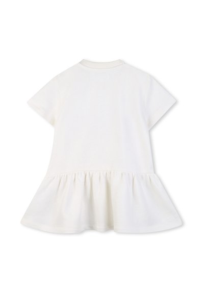 Witte jurk met korte mouwen en een uitlopende, gerimpelde zoom. Gemaakt van zacht katoen, met een ronde halslijn en een gladde textuur.