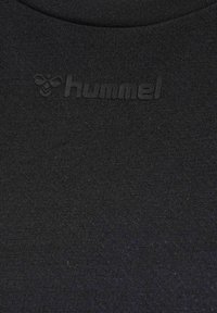 Černé tričko Hummel s hladkou texturou, na hrudi s jemně vyraženým logem, kulatým výstřihem a krátkými rukávy.
