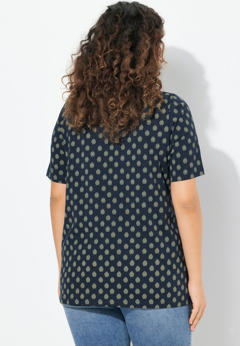 Ulla Popken ALLOVER PRINTED SHORT SLEEVE SQUARE NECK TEE - T-shirt con stampa - marine