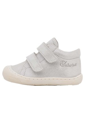 Chaussure pour tout-petit gris clair avec deux bandes Velcro et semelle en caoutchouc texturée, vue de côté montrant le logo de la marque au niveau du talon.