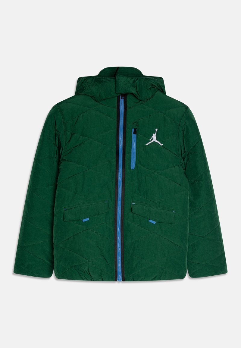 Groene gewatteerde jas met capuchon, voorzien van een blauwe rits, zijzakken en een wit logo op de linkerborst. Textuurstof.