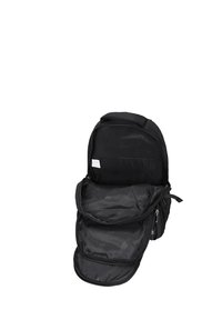 Zwarte rugzak met meerdere compartimenten. Glad buitenmateriaal, ritssluitingen en een binnenvoering met een subtiel patroon.