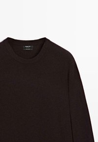 Maglione di lana marrone scuro con scollatura rotonda, maniche lunghe e una texture morbida, dotato di un'etichetta all'interno del colletto.