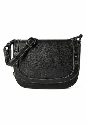 Sac bandoulière en cuir noir texturé avec sangle ajustable, fermeture à rabat et détails en œillets métalliques sur les côtés.