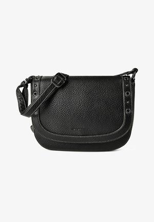 Sac bandoulière en cuir noir texturé avec sangle ajustable, fermeture à rabat et détails en œillets métalliques sur les côtés.