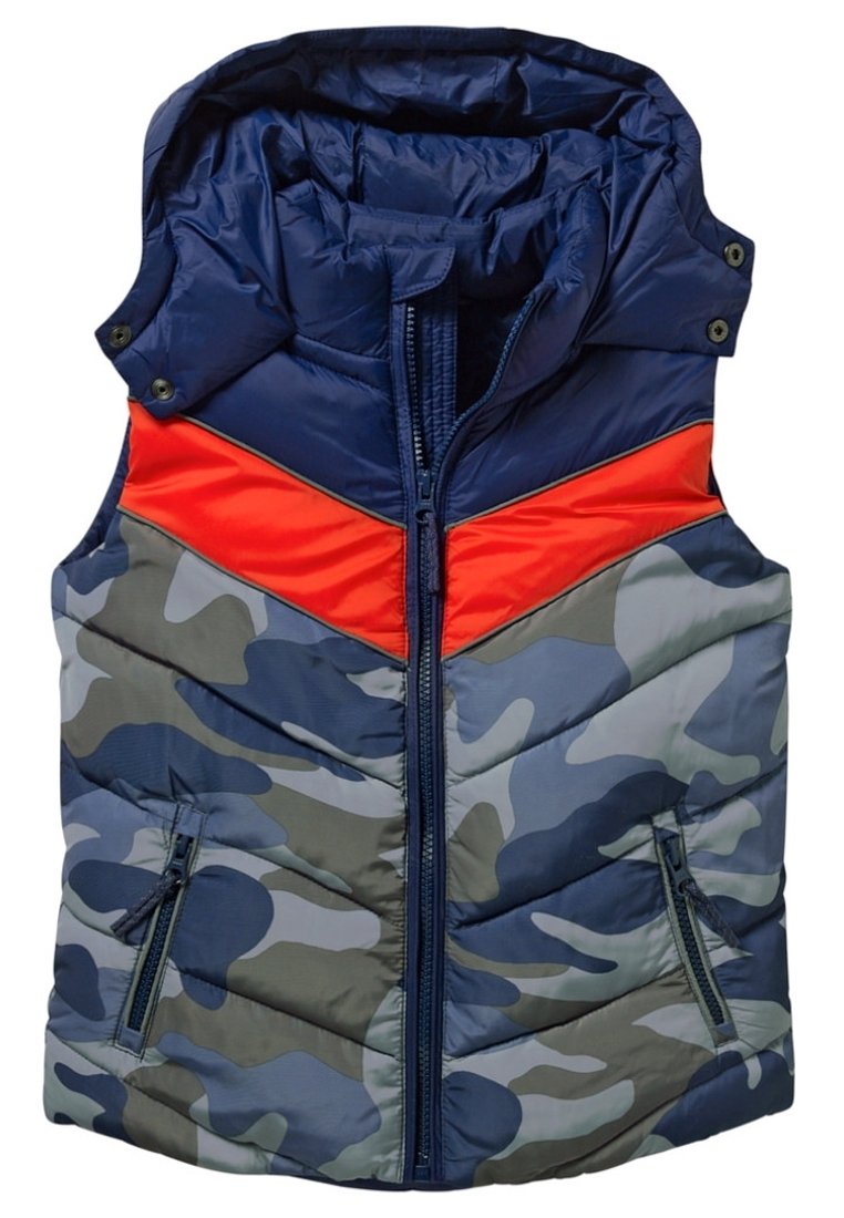 Pohodlná vesta s polstrováním v navy modré barvě a kamuflážním vzoru, s oranžovým chevronovým akcentem, zipovým zapínáním a dvěma bočními kapsami se zipy.