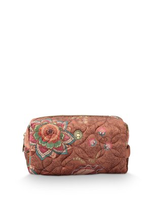 Gewatteerde rechthoekige etui met rits, versierd met meerkleurige bloemmotieven op een roodbruine achtergrond en een klein rond metalen embleem.