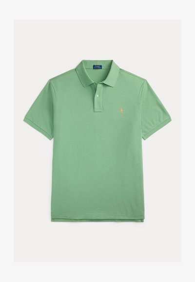 Īsām piedurkņu zaļš polo krekls ar apkakli un divām pogām, ar mazu oranžu izšūtu logotipu kreisajā krūtīs.