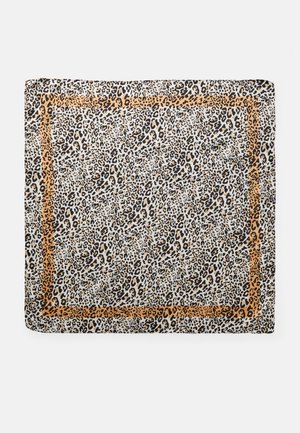 Foulard carré en tissu avec un imprimé animalier dense noir et marron et une bordure rectangulaire orange, posé à plat sur un fond blanc.