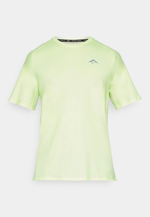Lys neon grøn kortærmet atletisk t-shirt med rund halsudskæring og subtilt logo i en mørkere nuance på brystet. Glat stoftekstur.