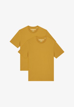 Twee t-shirts met korte mouwen in mosterdgeel, gemaakt van zacht materiaal met een ronde hals en geen zichtbare patronen of accenten.