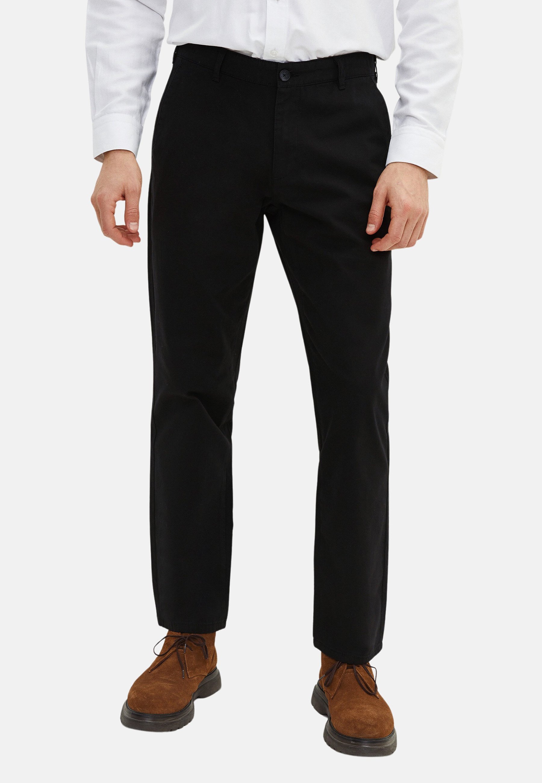 Cómo combinar pantalones chinos de hombre - VisteConClase.com