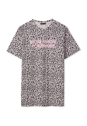 Maglietta a maniche corte con stampa leopardata rosa e nera e testo rosa "MORE AMORE PER FAVORE" al centro davanti.