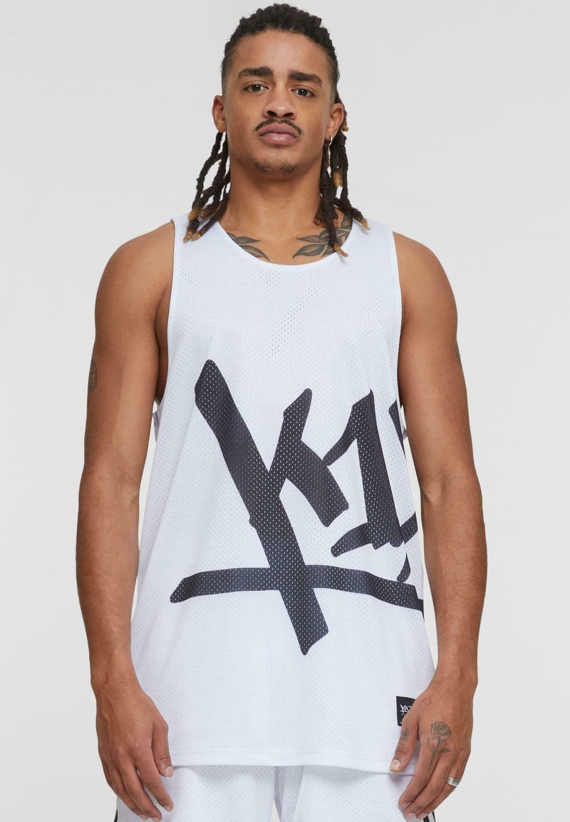 Witte mesh tanktop met een grote zwarte grafische print. Inclusief een geribbelde halslijn en een zijlabel. Gladde textuur, mouwloos ontwerp.
