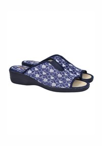 Chanclas azul marino sin cierres con tacón elevado, que presentan un patrón de flores en blanco, diseño de puntera abierta y suela texturizada.
