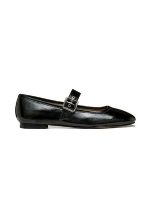Chaussure plate Mary Jane en cuir verni noir avec une bride à boucle carrée argentée et un petit talon, vue de côté sur fond blanc.
