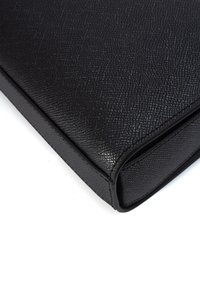 Pochette in pelle nera con texture, finitura liscia, forma rettangolare e bordi arrotondati. Presenta cuciture minime e assenza di accessori metallici.