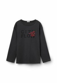 Schwarzes Langarm-T-Shirt aus Baumwolle. Auf der Front steht in fetter Schrift: "CITY FLOW" und "THINKING ABOUT HAVING FUN" in Rot und Schwarz.