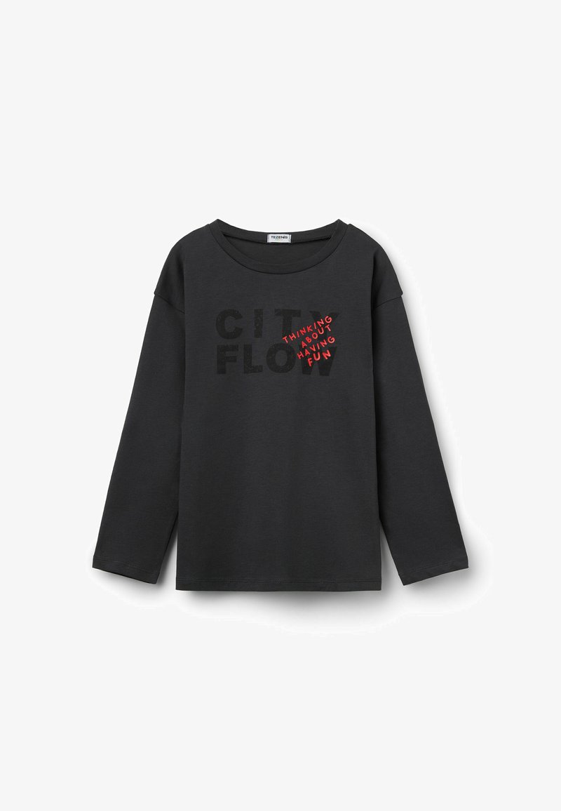 Schwarzes Langarm-T-Shirt aus Baumwolle. Auf der Front steht in fetter Schrift: "CITY FLOW" und "THINKING ABOUT HAVING FUN" in Rot und Schwarz.