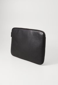 Sort læder laptop sleeve med en glat overflade, lynlåslukning langs den øverste kant og et minimalistisk rektangulært design.