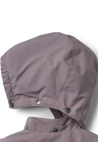 Purpurinė striukės kapišonas su struktūruota forma, turi spaudėjus užsegimui ir tekstūruotą audinį. Įtrauktas surinktas detalizavimas tvirtam prigludimui.