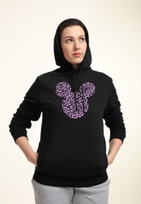 Felpa nera con grafica di Topolino a stampa leopardo viola sul davanti. Presenta un cappuccio con cordino e polsini e orlo a coste.