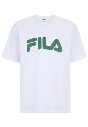 Camiseta blanca de algodón con un gran logotipo verde de FILA en la parte frontal. Cuello redondo y mangas cortas. Textura suave, corte estándar.