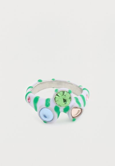 Πολύχρωμο δαχτυλίδι με λευκή βάση και πράσινες ρίγες, διακοσμημένο με κυκλικά και τριγωνικά πολύχρωμα πετράδια (πράσινο, μπλε, ροζ και ροζ χρυσό).