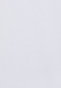 Tissu blanc texturé avec un motif en nid d'abeille fin, éclairé uniformément, montrant de subtiles lignes diagonales à travers la surface.