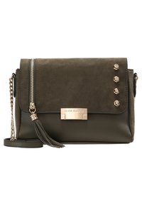 Grüne Umhängetasche aus Kunstleder mit Klappe, goldfarbenen Beschlägen, Reißverschluss, Quastenakzent und dekorativen Nieten. Markenlogo auf der Vorderseite.