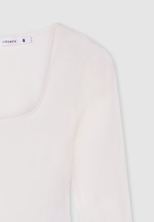 Top bianco a maniche lunghe con scollatura quadrata, realizzato in un tessuto morbido e leggero. Presenta un'etichetta con "TERRANOVA" e taglia "S".