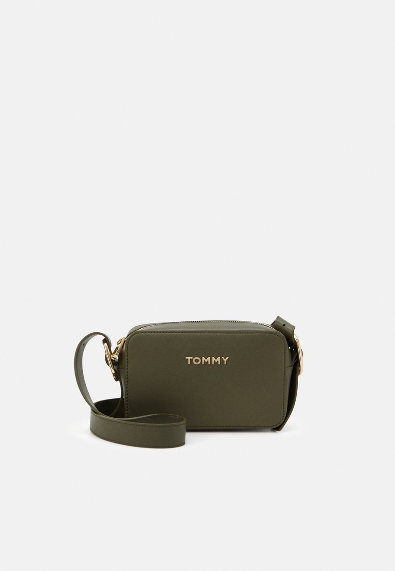 Oliven grøn rektangulær crossbody taske i tekstureret materiale, med et guld logo og en aftagelig rem, sikret med en lynlåslukning.