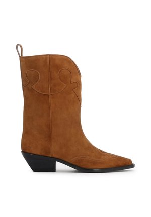 Botte de cow-boy en daim marron avec surpiqûres décoratives, bout pointu, petit talon noir incliné et languette de traction en haut à l'arrière.