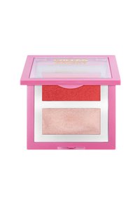Compact rosa con un coperchio trasparente, contiene due sezioni: un blush rosso testurizzato sopra e un illuminante rosa chiaro lucido e liscio sotto.