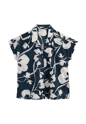 Lühikeste varrukatega tumelilla pluus suure valge lillemustriga ja klassikalise kraega, asetatud valgele taustale.