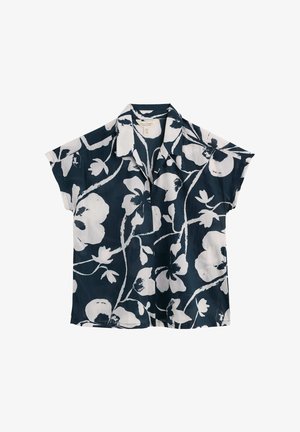 Lühikeste varrukatega tumelilla pluus suure valge lillemustriga ja klassikalise kraega, asetatud valgele taustale.