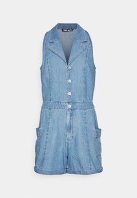 Denim overal s límečkem, předním zapínáním na knoflíky a postranními kapsami. Světle modrá barva, krátká délka a kontrastní detaily šití.