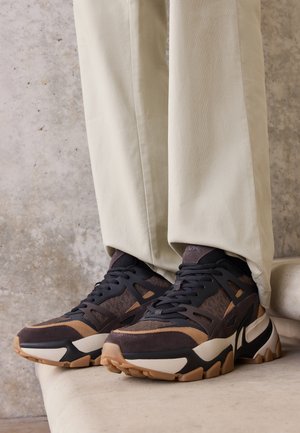 Michael Kors, NICK TRAINER - Matalavartiset tennarit - brown/multi-coloured