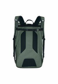 Sac à dos vert en tissu texturé avec des accents noirs. Dispose de bretelles réglables, d'une fermeture à boucle et d'un design de panneau arrière structuré.