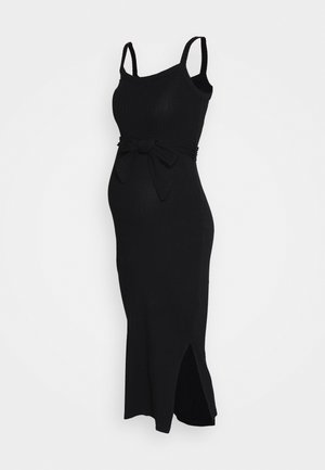 Czarna, żeberkowana sukienka ciążowa na ramiączkach, z paskiem w talii i bocznym rozcięciem, wyeksponowana na białym tle.