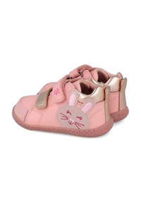 Zapatos de cuero rosa con un diseño de cara de conejo, acentos metálicos y correas de Velcro. Punta redonda y suela de goma texturizada.