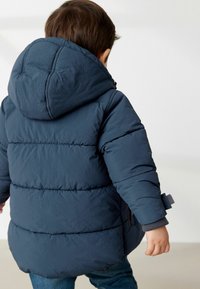 Dunkelblaues gepolstertes Kinderjacke mit Kapuze, ausgestattet mit horizontalen Nähten und elastischen Bündchen. Der Stoff hat eine glatte, matte Textur.