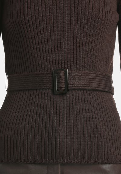 Bruine geribbelde gebreide top met een stoffen riem met een rechthoekige zwarte gespsluiting op de taille, die de vorm en het ontwerp accentueert.