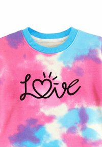 Bavlněná mikina s tie-dye vzorem v růžové a modré barvě, s černým vyšívaným nápisem "Láska" uprostřed a kulatým výstřihem.