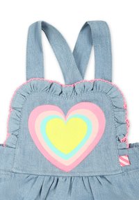 Abito in denim con bordi arricciati rosa, caratterizzato da un vivace motivo a cuore in giallo, rosa e blu su uno sfondo azzurro chiaro.