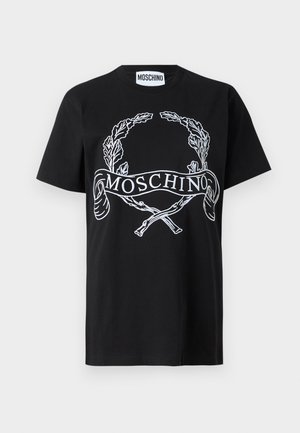 Tricou din bumbac negru, cu un ornament brodat alb în formă de ramă de laur și panglică, având textul "MOSCHINO". Guler standard și mâneci scurte.