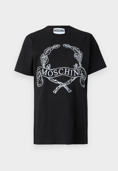 Juodas medvilnės marškinėlis su baltu išsiuvinėjimu, vaizduojančiu laurų vainiką ir juostelę su tekstu "MOSCHINO". Standartiškai suapvalintas kaklas ir trumpomis rankovėmis.