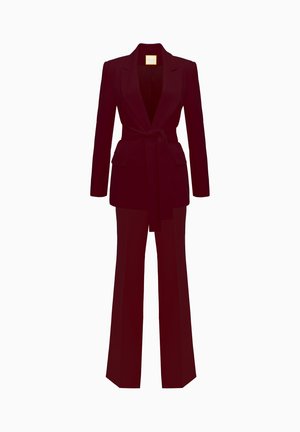 Burgundowa, dopasowana garsonka z długim żakietem z wiązaniem w talii, kieszonkowymi klapami i spodniami z szerokimi nogawkami, wykonana z gładkiego, lekkiego materiału.