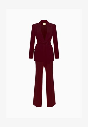 Burgundowa, dopasowana garsonka z długim żakietem z wiązaniem w talii, kieszonkowymi klapami i spodniami z szerokimi nogawkami, wykonana z gładkiego, lekkiego materiału.